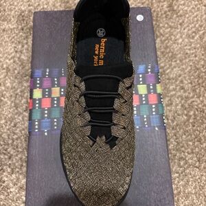 Bernie Mev NY Metallic Woven Elastic Sneakers Bronze Comfort Lace Up Sz 38 (B61)